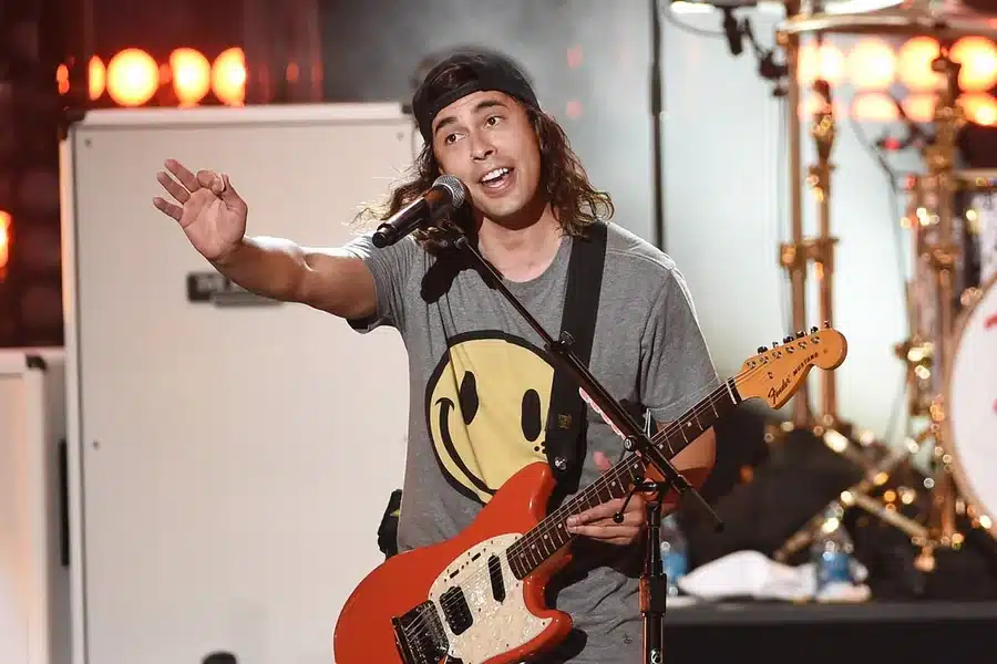 Vic Fuentes Height