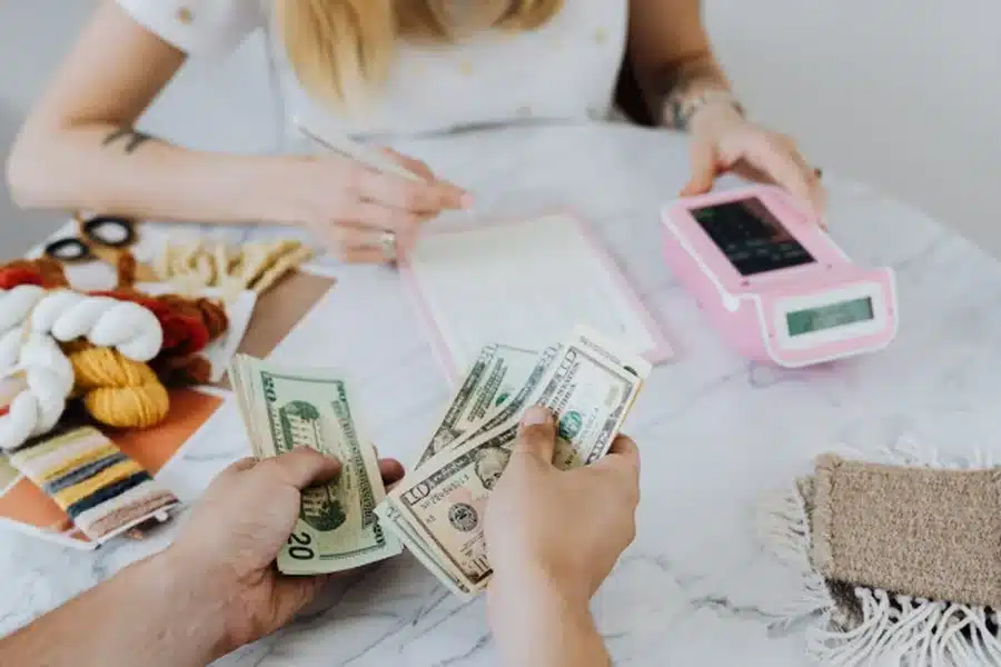 How Recent Grads Can Start Their Financial Life Without Feeling Behind