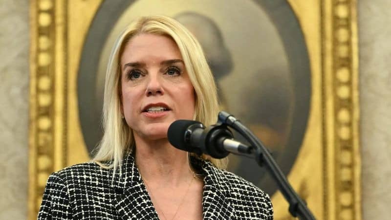 Pam Bondi Height