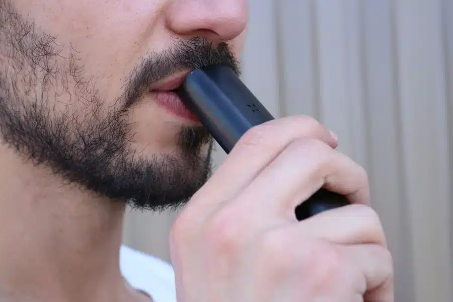 Understanding the Difference Between Vaporizers and Bongs in Simple Terms