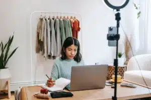 How Influencers Pitch Brands with AI in 7 Steps